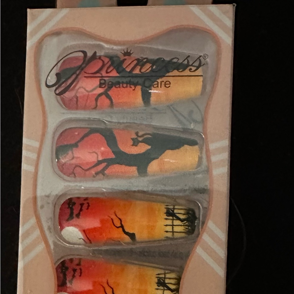 NWT Set of 12 Halloween 🎃 designed nails